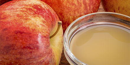 Image of an apple and apple cider vinegar